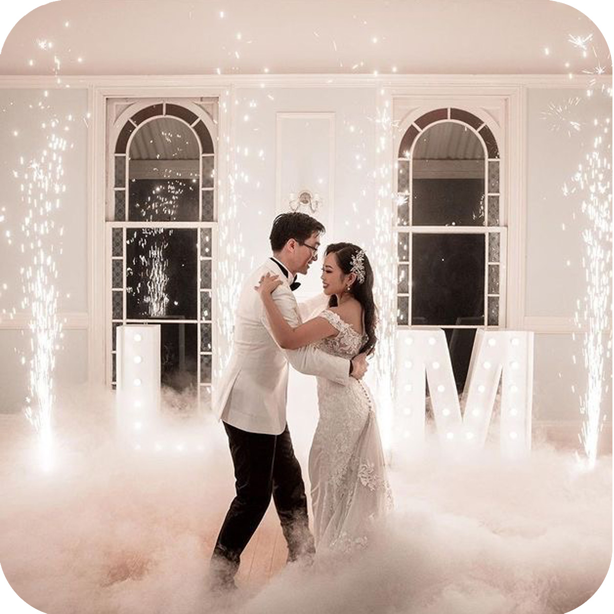 Couple Daancing at a wedding with low fog and sparkular effects